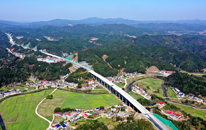 手拉葫蘆參與古家洞大橋建設(shè)