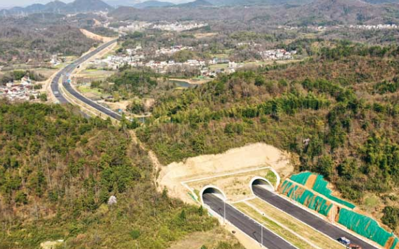 卷揚(yáng)機(jī)參與安徽池州“最美公路”建設(shè)